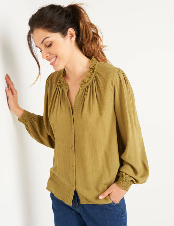 Chemisier uni en crépon, col volanté macramé (vert olive) Chemisier uni en crépon, col volanté macramé (vert olive)